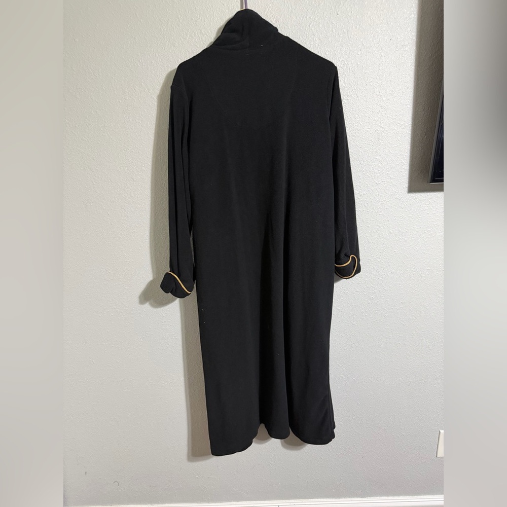 Robe - Picture 2 of 4